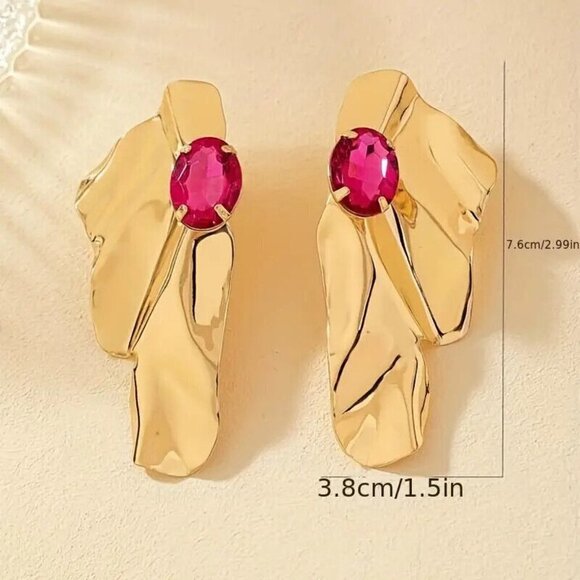✨ Bold Gold-Toned Earrings with Pink Gemstone Accent✨✨ with GIFT BOX 🎁 - Picture 4 of 8
